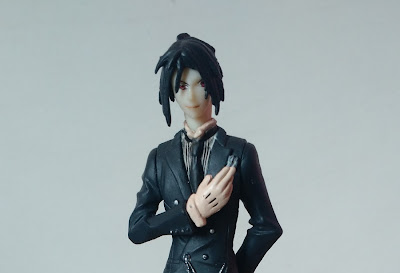 Miniatura de vinil estática com base do Sebastian do anime Black Butler - total 13,5 cm de altura  R$ 35,00