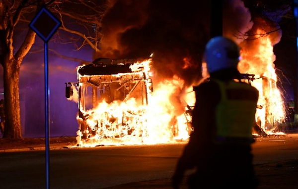 [VIDEO] Anti-islam : Violences en Suède après une manifestation d'extrême-droite qui voulait brûler le Coran, « 26 arrestations »