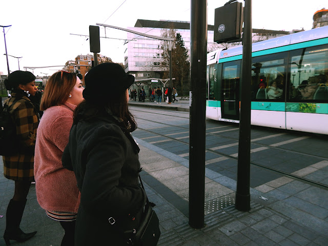 Photo Diary || Paris 2019 - Two girls crossing a street in Paris