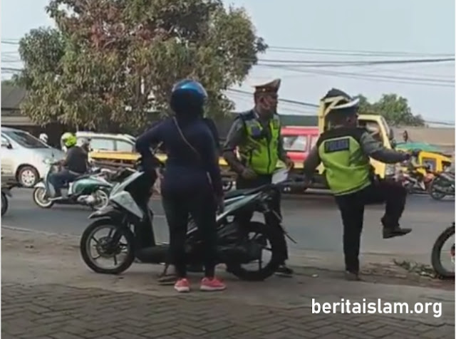 Polisi Tendang Pemotor