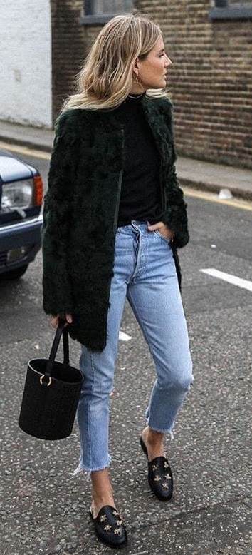 cozy outfit for winter / fur coat + boyfriend jeans + loafers + bag + black sweater