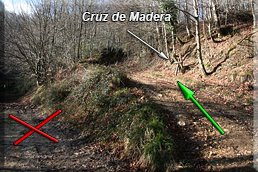 Cruz de madera en la pista de la derecha