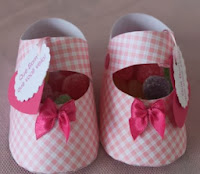 http://translate.googleusercontent.com/translate_c?depth=1&hl=es&rurl=translate.google.es&sl=pt-BR&tl=es&u=http://ohbabyboy.wordpress.com/2011/07/13/tutorialfree-download-baby-shoes-favors/&usg=ALkJrhjByySki-cOzK_ZVn1fHBc8ei1fFw