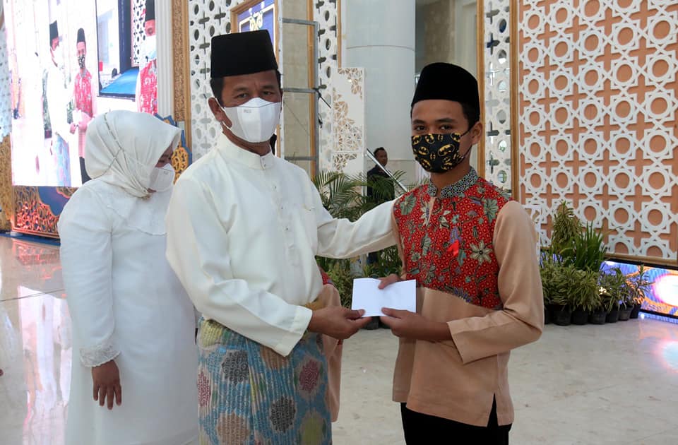 Momen Nuzulul Qur'an,  Rudi Bersama Amsakar Secara Simbiolis Serahkan Bantuan Kepada Anak Yatim