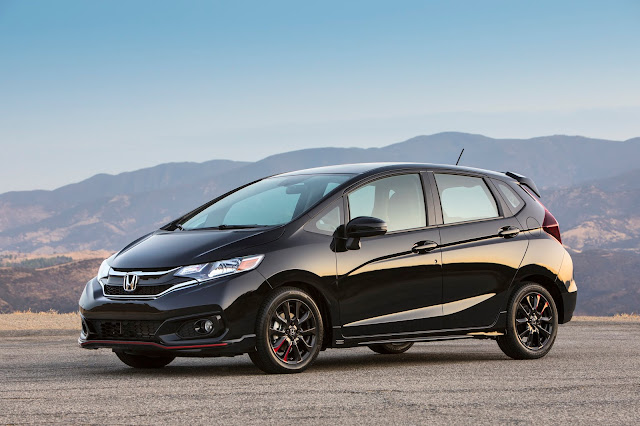 Front 3/4 view of 2018 Honda Fit Sport