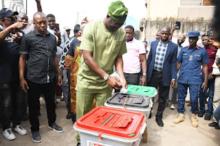 2023: Makinde, wife cast votes in Ibadan
