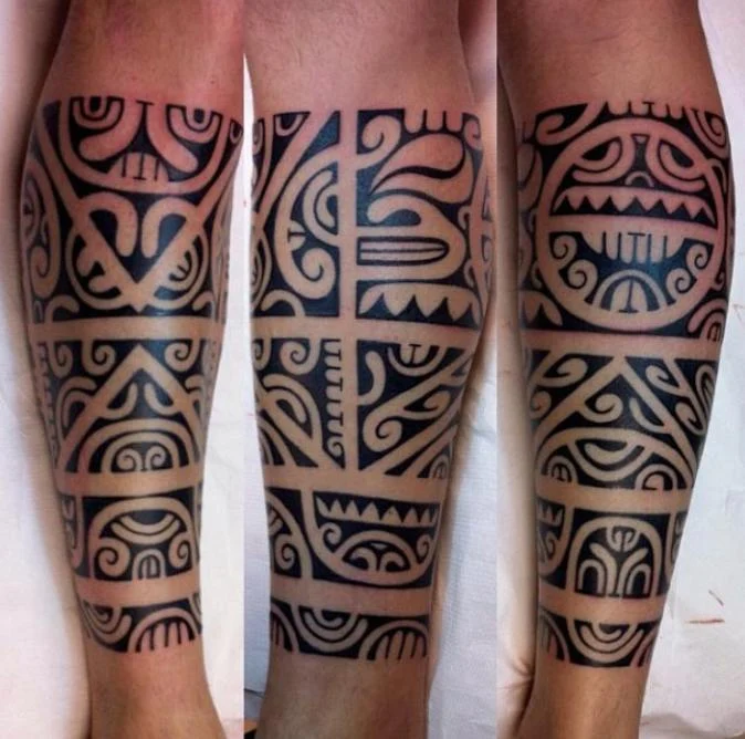 Vemos un tatuaje maori en la pantorrilla