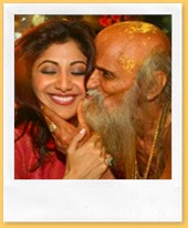 shilpa-visits-temple-and-pundit-ji-showers-his-lov