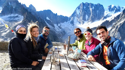 Terraza del Refugio Couvercle con Vistas a las Grandes Jorasses