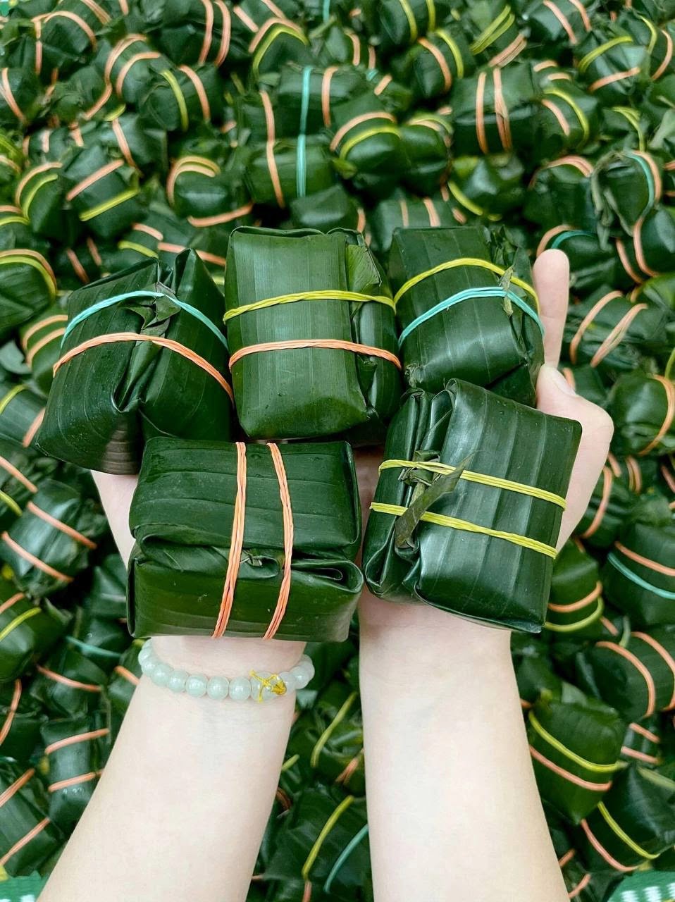 Món nem chua bị chê ‘9 nghìn lá 1 nghìn nem’: Dân mạng lập <a href=