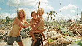 Fotograma de Lo imposible (2012), con Naomi Watts (izqda) y Tom Holland (centro)