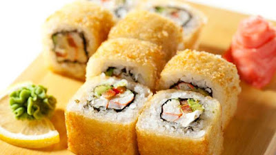 Il sushi è entrato nell'immaginario collettivo come un piatto “light”, in grado di soddisfare il palato senza incidere più di tanto sulla linea. Se prendiamo in considerazione la ricetta base, cioè quella che include solo riso, pesce e alghe, possiamo dire che il sushi ha effettivamente un numero ridotto di calorie: consumando i classici 6 pezzi arriviamo a 200/300 kcal.