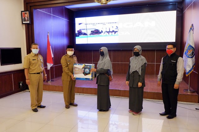 Walikota Terima Bantuan APD dari SIT Al Haraki