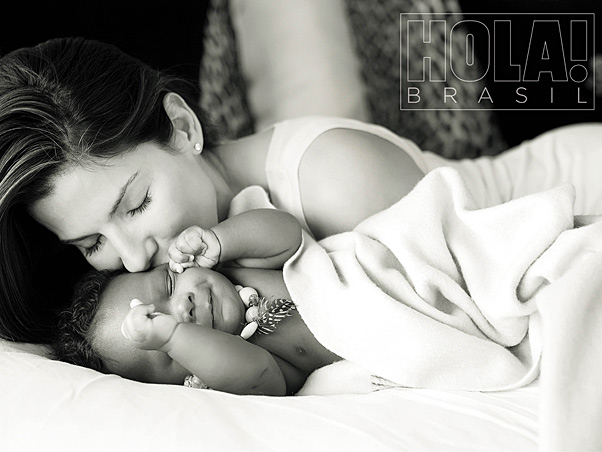 Sandra Bullock posou com seu filho adotivo Louis para a revista Hola