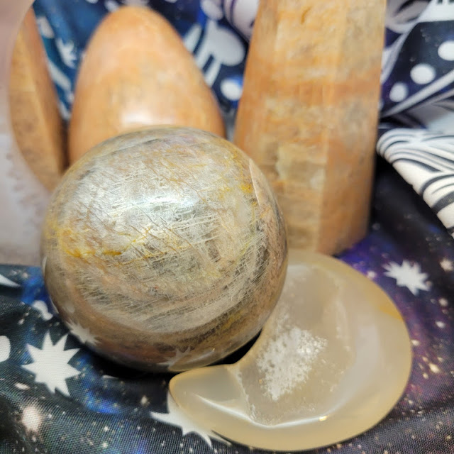 Peach Moonstone 橙月亮石柱和橙月亮石球與橙月亮石是宇水晶Store的貨品