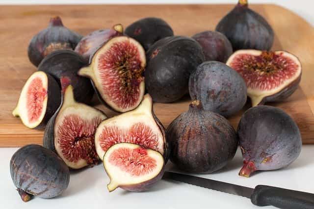 Figs keep the intestines clean. Their blood pressure stays normal. It is a very useful fruit in respiratory diseases, cough, joint pain, chronic constipation, and sore throat. Protein, dietary fiber, vitamins A, C, and potassium. Iron and calcium are also found
