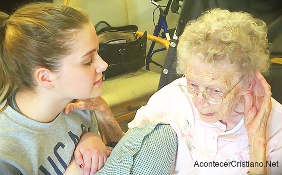 Mujer canta himno cristiano y anciana con Alzheimer recupera memoria