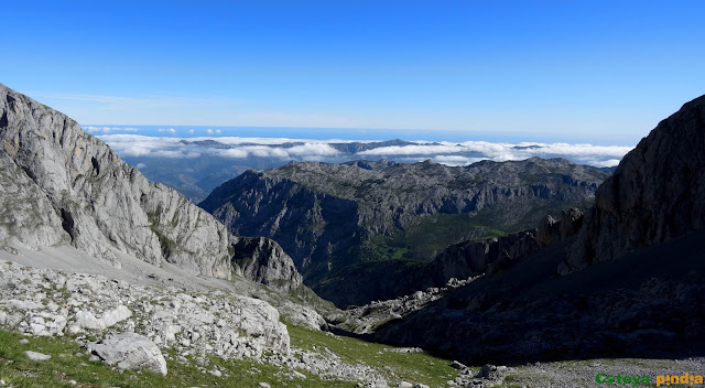 Subida a las Torres Areneras y a las Cuetos del Trave, pasando por el Refugio de Urriellu y el de Cabrones, en el Macizo Central de Picos de Europa.