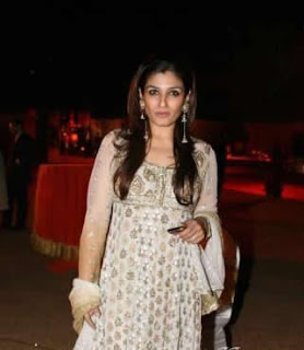 Raveena Tandon popular Indian hot and sexy Actress photos