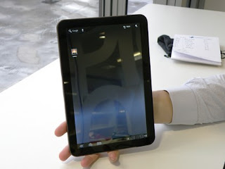 планшет Motorola Xoom в руке