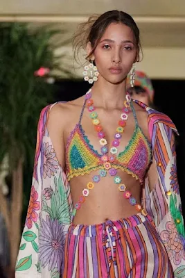 Se você está buscando uma forma única de brilhar neste carnaval, que tal apostar em looks feitos de crochê e explorar todo o potencial criativo desta técnica artesanal? Além de peças inteiramente confeccionadas em crochê, você pode inovar ainda mais incorporando apliques de crochê em outras roupas ou até mesmo nas próprias peças de crochê. Que tal adicionar um toque de personalidade com franjas, flores ou bordados?