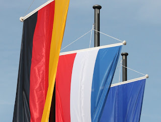 Deutsche und französische Flagge.