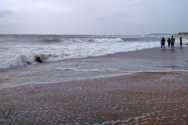 The playful waves of Candolim beach