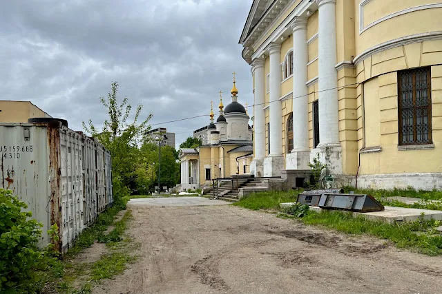 Самокатная улица, Троице-Введенский приход у Салтыкова моста, храм Введения во храм Пресвятой Богородицы у Салтыкова моста, храм Троицы Живоначальной у Салтыкова моста