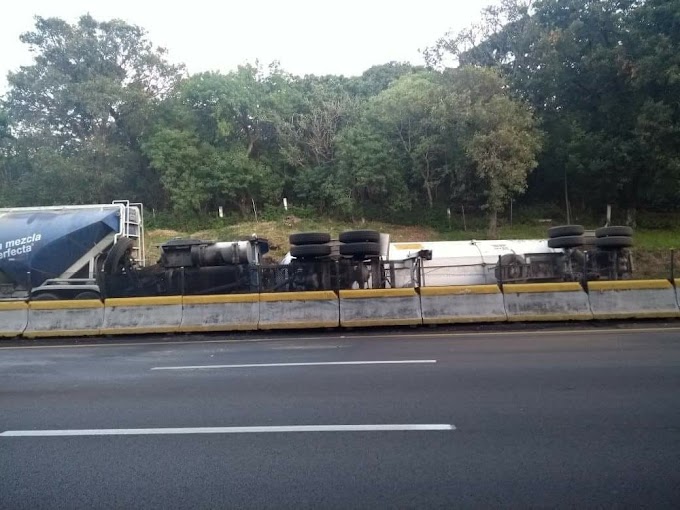 Reabren la México-Cuernavaca tras 16 horas *Volcadura de pipa colapsa la México-Cuernavaca