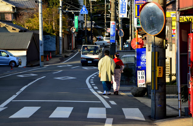 couple wearing kimono in Nara