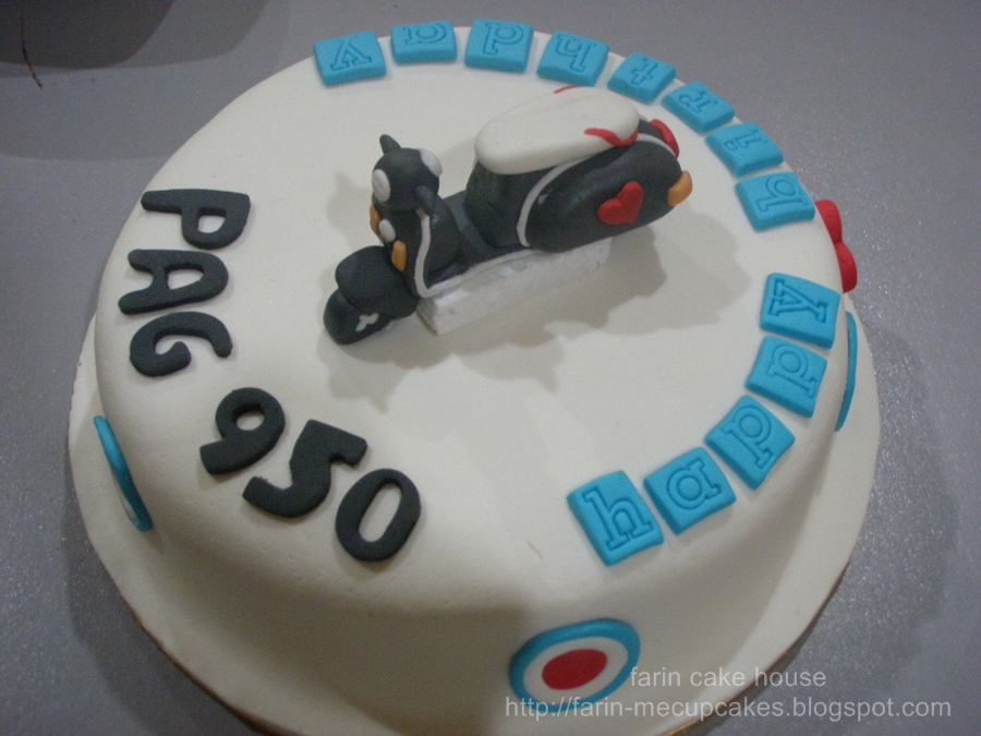 Welcome 2 :: Vespa Fondant Cake