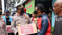 Polisi di Jakarta Timur bersama Mahasiswa Bagikan Sembako kepada Sopir Angkot dan Ojol