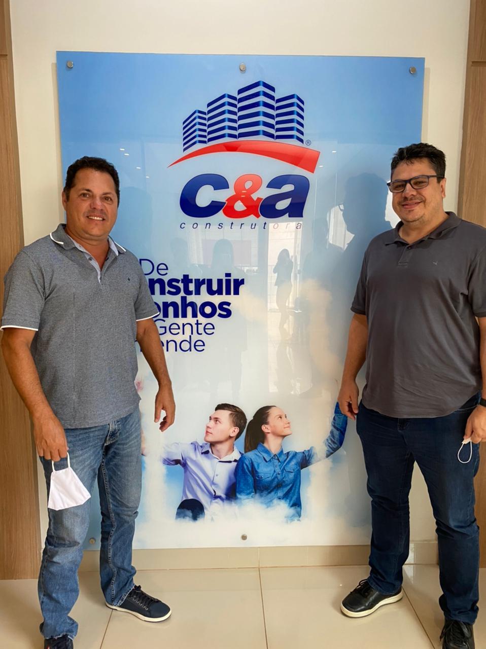 Foto mostra o presidente da C&A Construtora e o diretor do Mixto em reunião sobre patrocínio