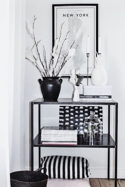 vignette, black and white, A line of design 