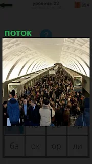 на станции в метро большой поток людей поднимается по лестнице