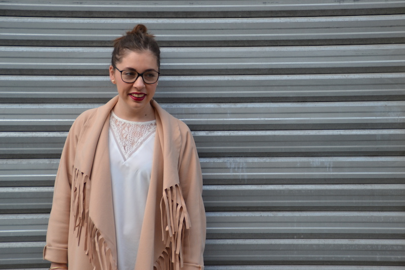 blouse dentelle et veste a frange camel Sheinside, jean jennyfer, tennis python Boohoo
