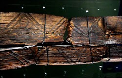  Είναι ένα ξύλινο είδωλο (ξόανο) που υπολογίζεται ότι έχει ηλικία διπλάσια από τις Πυραμίδες της Αιγύπτου και έχει σταλεί στη Γερμανία για έ...
