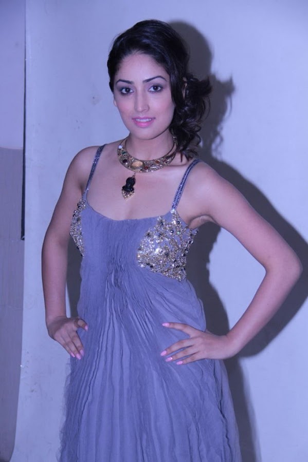 vicky donar actress yami gautam latest low cut stills