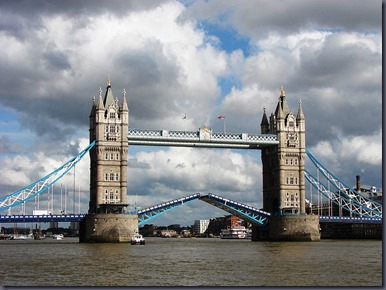 800px-Tower_Bridge,London_Getting_Opened_2