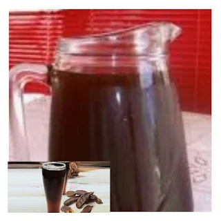 كوب زجاجي مليء بعصير الخروب الطازج، الذي يتم تحضيره في المنزل باستخدام وصفة سهلة وصحية. يظهر العصير بلون بني غني، ويحتوي على قطع ثلج صغيرة تعزز من انتعاشه. عصير الخروب هو خيار مثالي لانتعاش الجسم، ويعتبر بديلاً طبيعياً ومغذياً للمشروبات الغازية، فهو مليء بالفوائد الصحية، مثل تحسين الهضم وتعزيز مستوى الطاقة.
