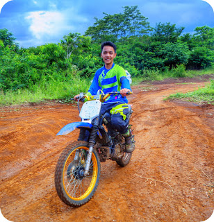  lagi asyik bersenda gurau diatas motor trail yg siap melahap jalanan terjal berliku diata Berpacu NAFSU Adrenalin di Pagaralam