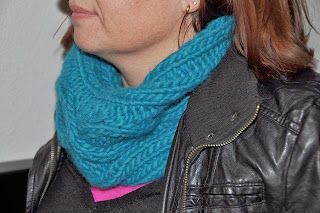 snood bleu tricoté avec torsades