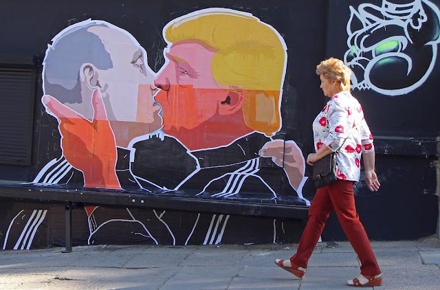 Donald Trump kisses Vladimir Putin