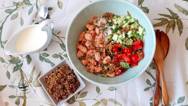 Salade gourmande au saumon, quinoa croustillant et sa sauce crémeuse à la feta - Dans la cuisine d'Hilary