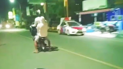 Geger, Aksi Remaja di Pinrang Mengangkat Ban Depan Sepeda Motor di Depan Pos Polisi
