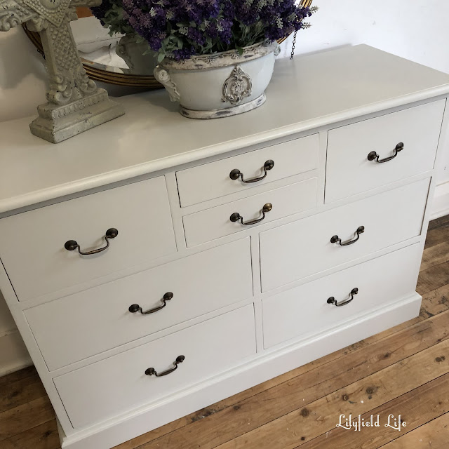 how to avoid brushmarks and have a lovely smooth finish when painting furniture by Lilyfield life