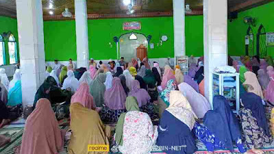 Ratusan Ibu-Ibu Pengajian FORSAPSS 2022 Desa Baru Rambang Penuhi Masjid Darusalam.