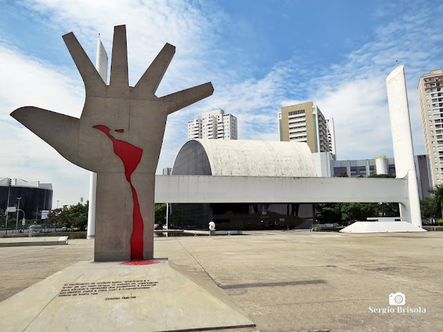 Fotocomposição com a Escultura Mão e o Salão de Atos - Memorial da América Latina - Barra Funda - São Paulo