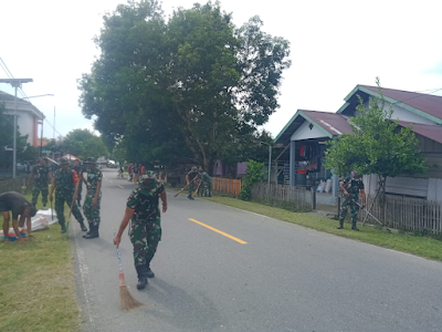 Menyambut HUT Kabupaten Seram Bagian Barat, Satgas Yonarhanud 11/WBY Melaksanakan Karya Bakti Pembersihan Jalan