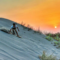 Sandboarding di Gumuk Pasir